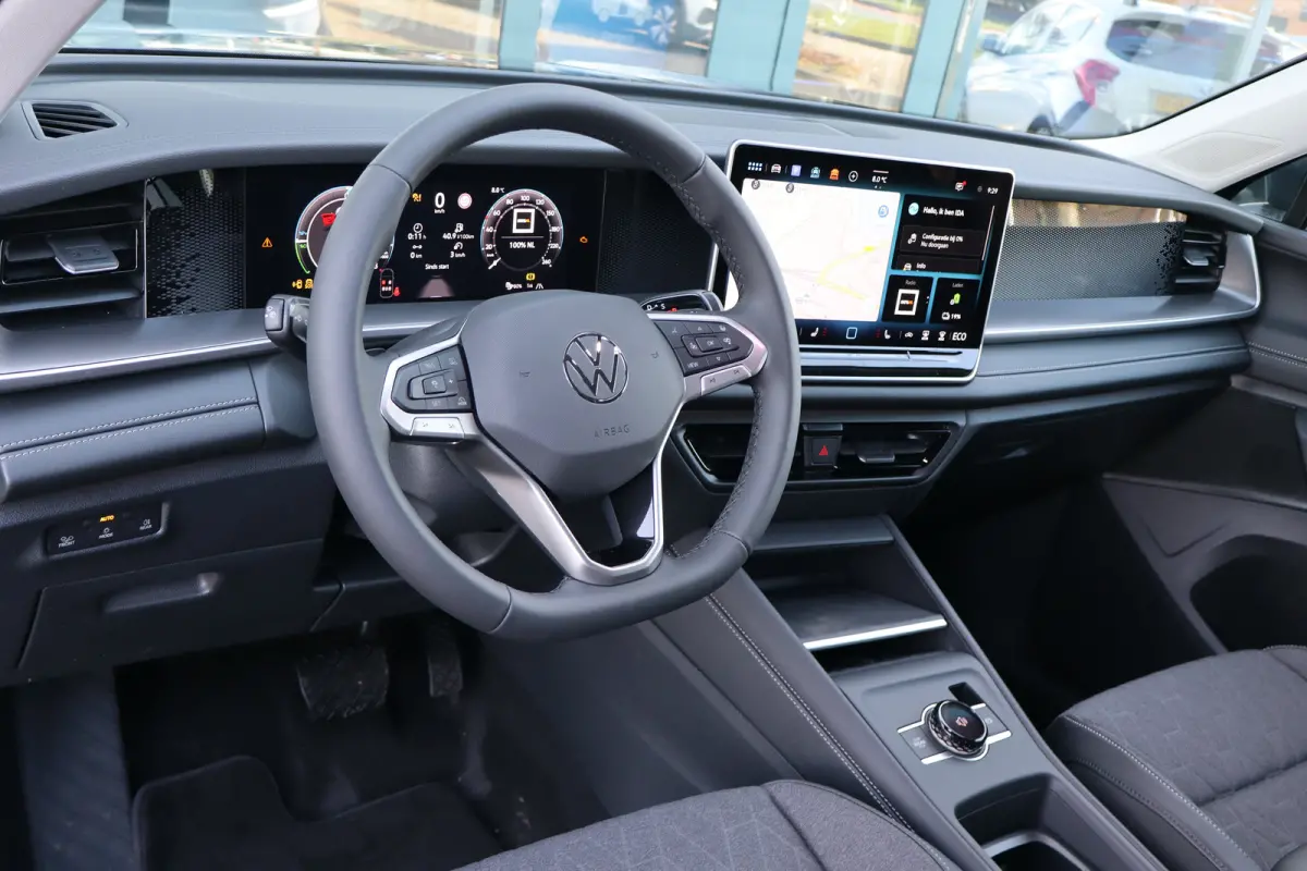 Life Edition | 'App-Connect' draadloze smartphone integratie | Automatische afstandsregeling (Adaptive Cruise Control) | Buitenspiegels elektrisch instel-, verwarm- en inklapbaar