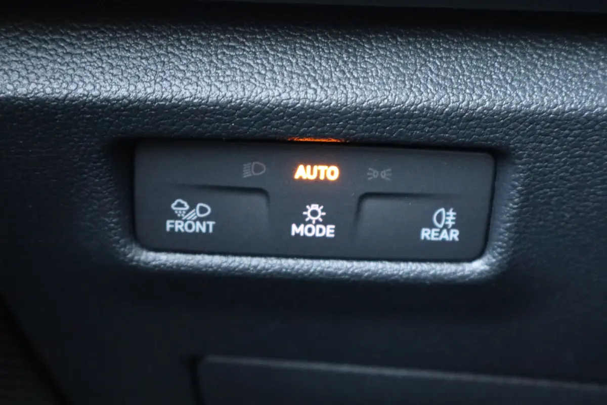 Life Edition | 'App-Connect' draadloze smartphone integratie | Automatische afstandsregeling (Adaptive Cruise Control) | Buitenspiegels elektrisch instel-, verwarm- en inklapbaar