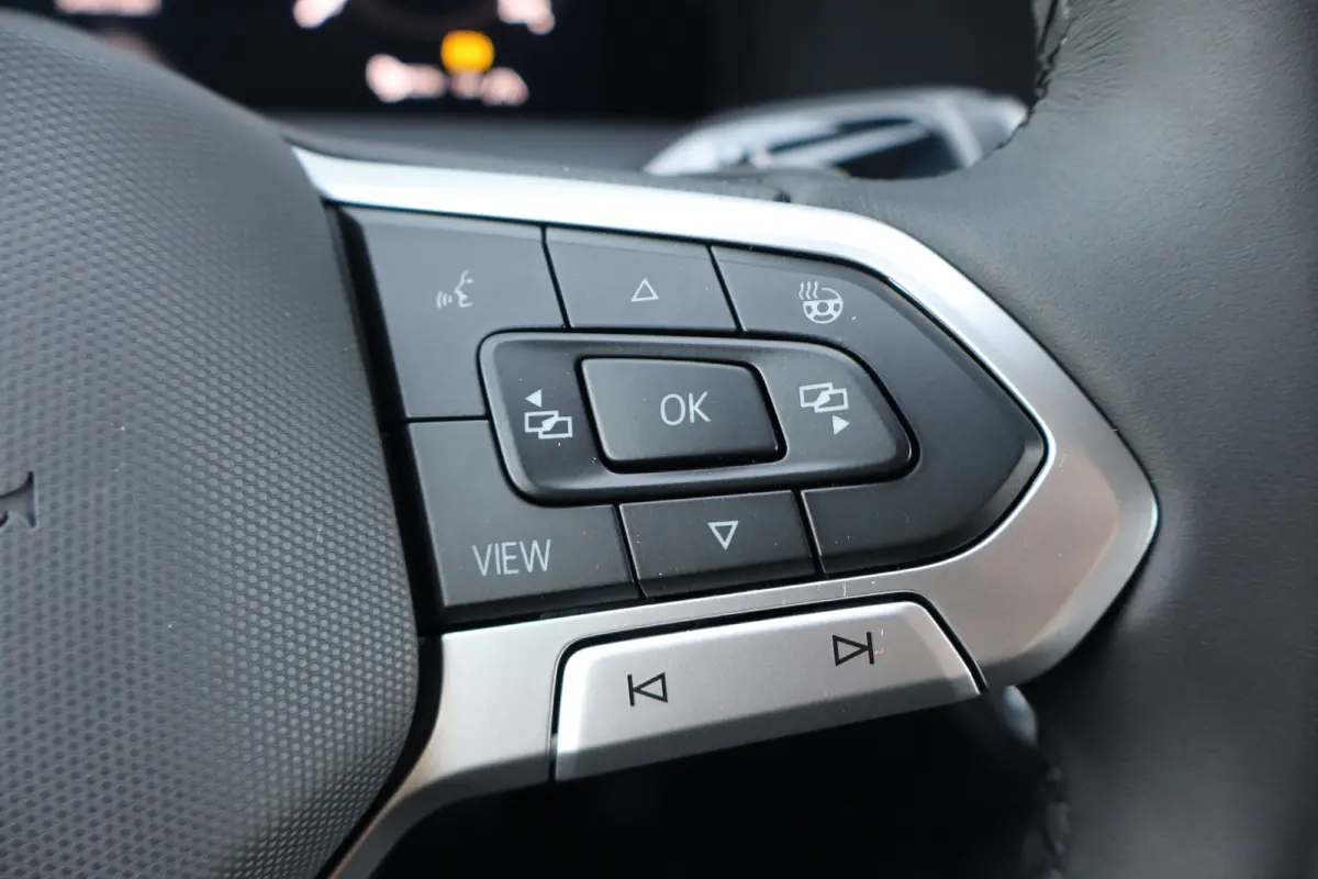 Life Edition | 'App-Connect' draadloze smartphone integratie | Automatische afstandsregeling (Adaptive Cruise Control) | Buitenspiegels elektrisch instel-, verwarm- en inklapbaar