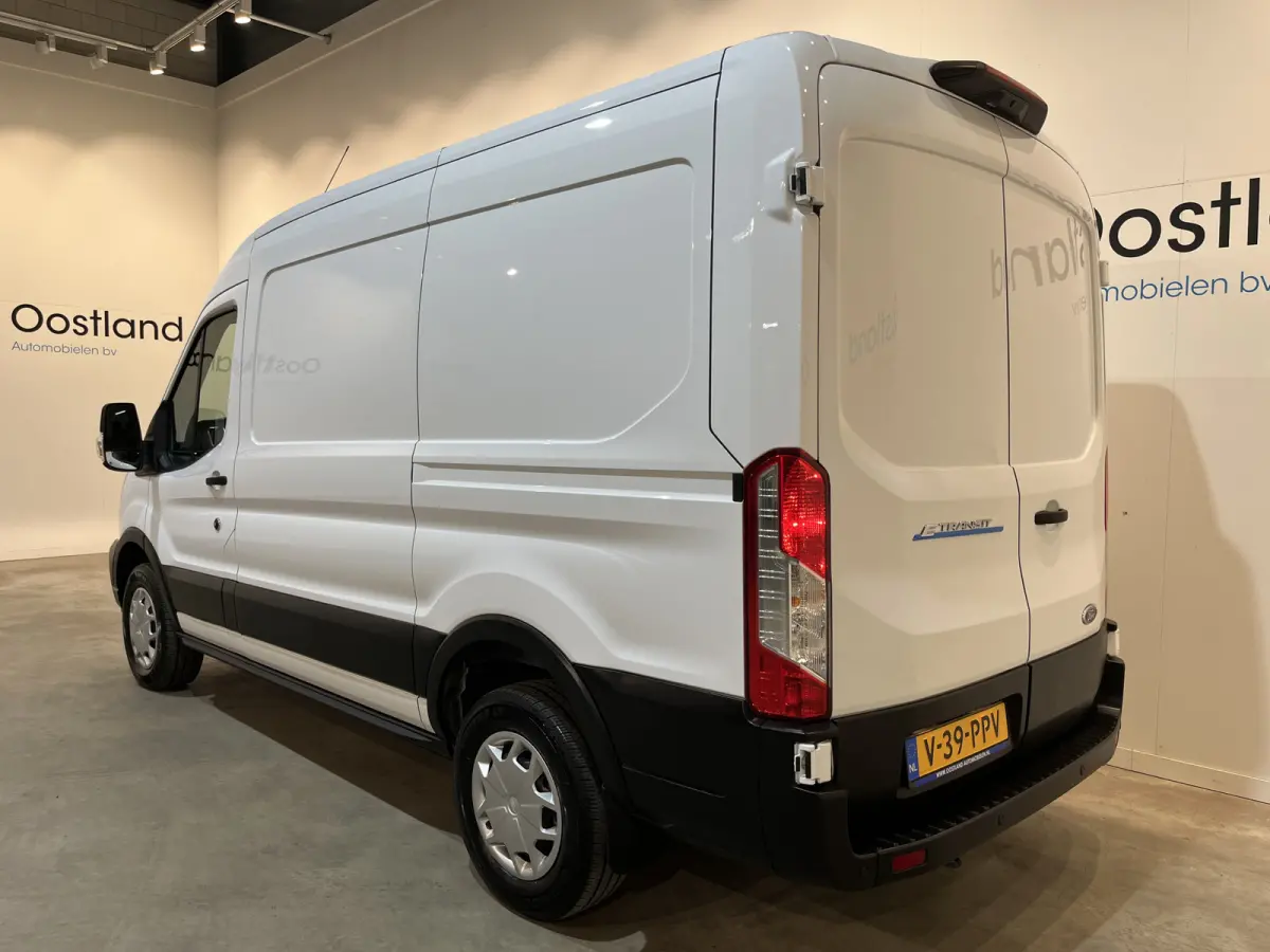 390 (3500 kg) L2H2 Trend 68 kWh / 100% Elektrisch !! / Airco / Cruise Control / CarPlay / Camera / Navigatie / 3-Zits / 4.000 KM !!