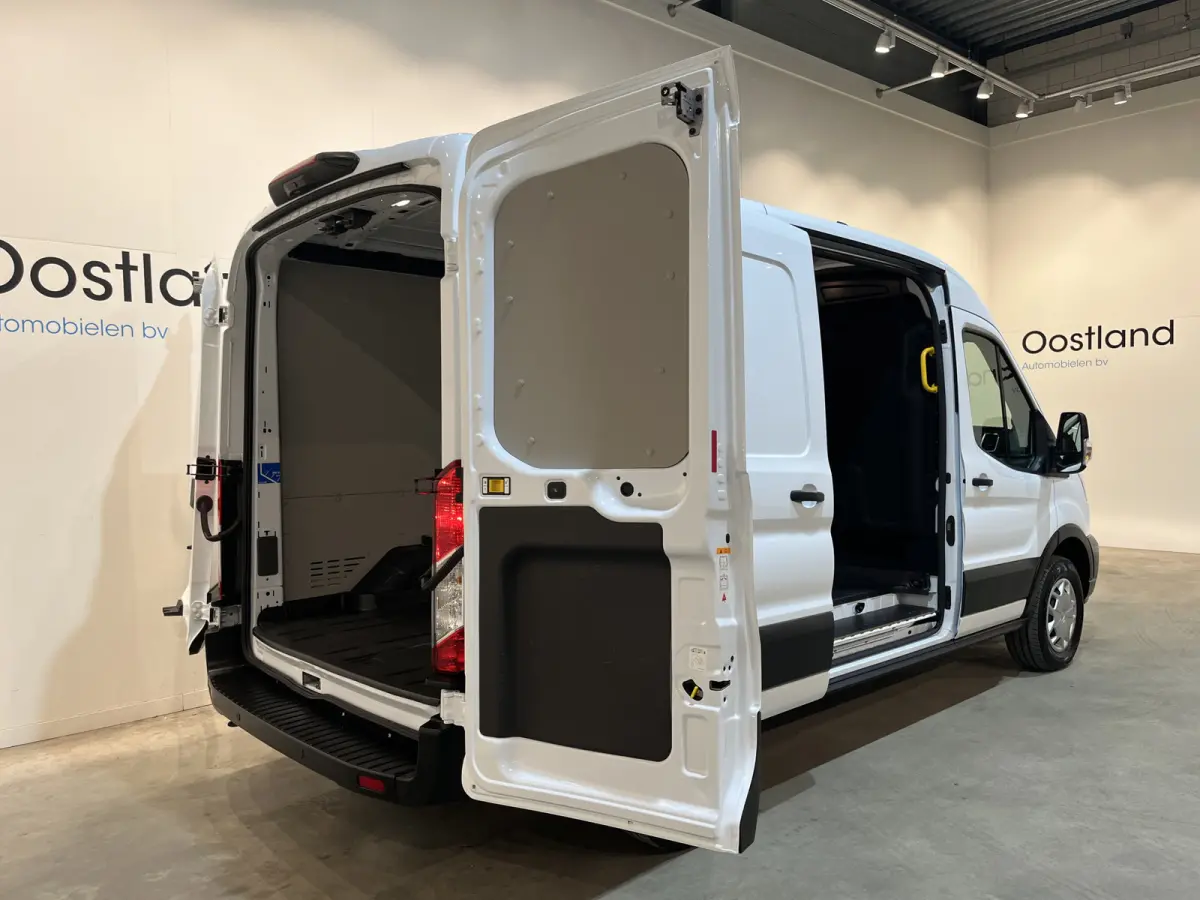 390 (3500 kg) L2H2 Trend 68 kWh / 100% Elektrisch !! / Airco / Cruise Control / CarPlay / Camera / Navigatie / 3-Zits / 4.000 KM !!