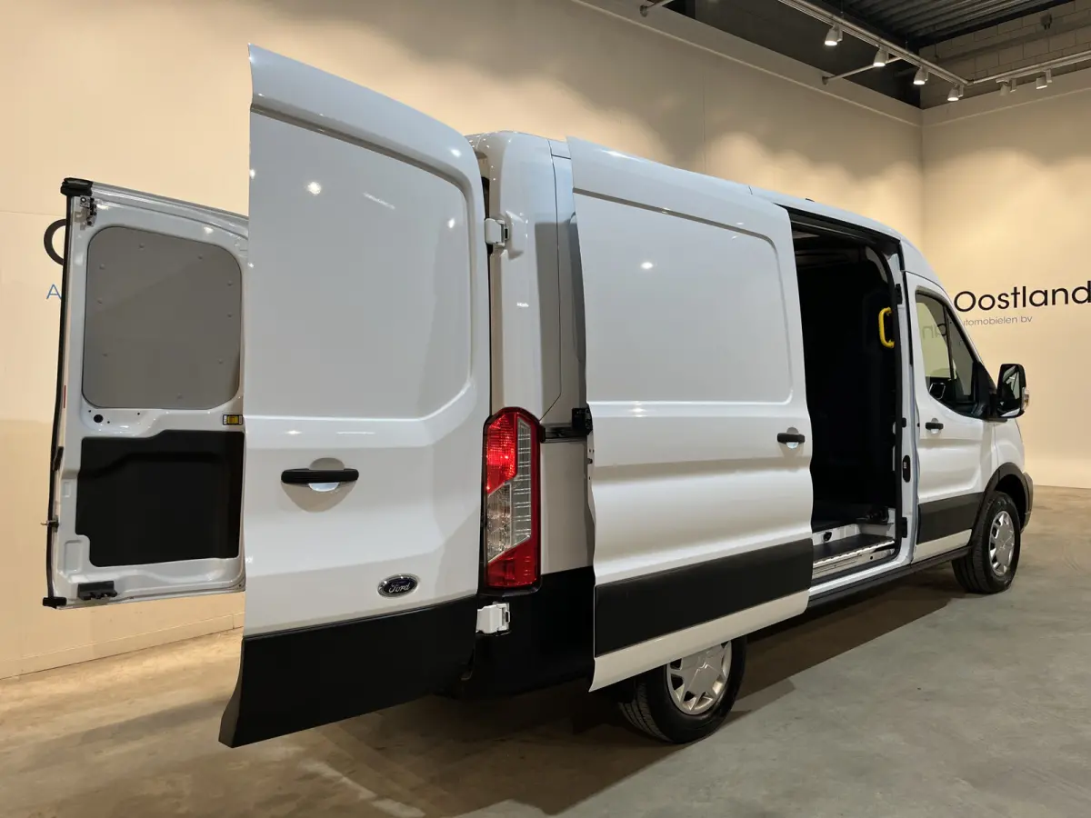 390 (3500 kg) L2H2 Trend 68 kWh / 100% Elektrisch !! / Airco / Cruise Control / CarPlay / Camera / Navigatie / 3-Zits / 4.000 KM !!
