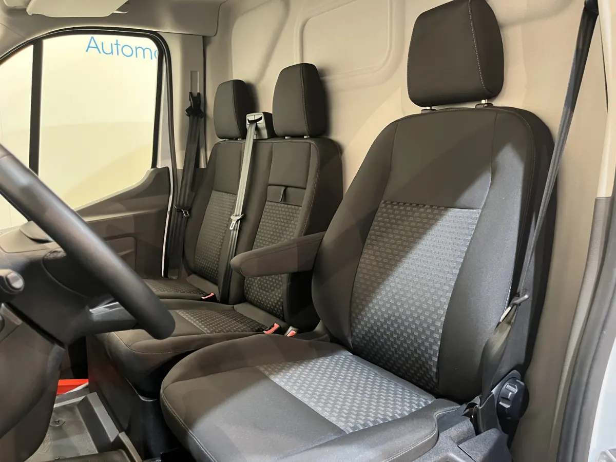 390 (3500 kg) L2H2 Trend 68 kWh / 100% Elektrisch !! / Airco / Cruise Control / CarPlay / Camera / Navigatie / 3-Zits / 4.000 KM !!