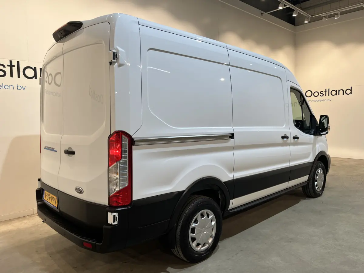 390 (3500 kg) L2H2 Trend 68 kWh / 100% Elektrisch !! / Airco / Cruise Control / CarPlay / Camera / Navigatie / 3-Zits / 4.000 KM !!