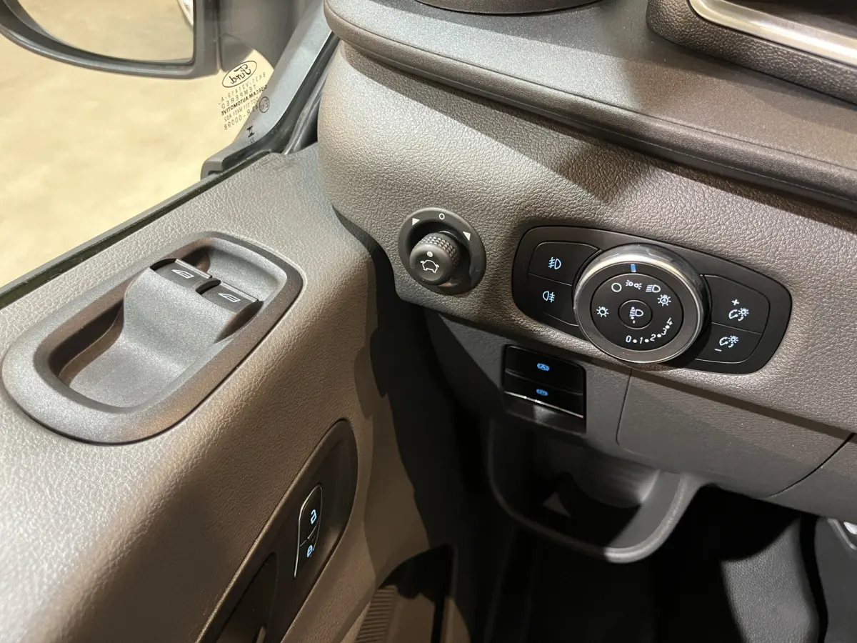 390 (3500 kg) L2H2 Trend 68 kWh / 100% Elektrisch !! / Airco / Cruise Control / CarPlay / Camera / Navigatie / 3-Zits / 4.000 KM !!