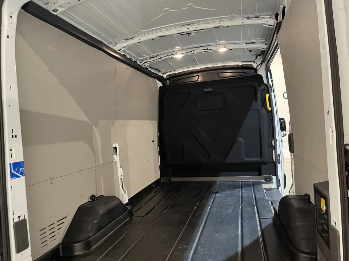 390 (3500 kg) L2H2 Trend 68 kWh / 100% Elektrisch !! / Airco / Cruise Control / CarPlay / Camera / Navigatie / 3-Zits / 4.000 KM !!