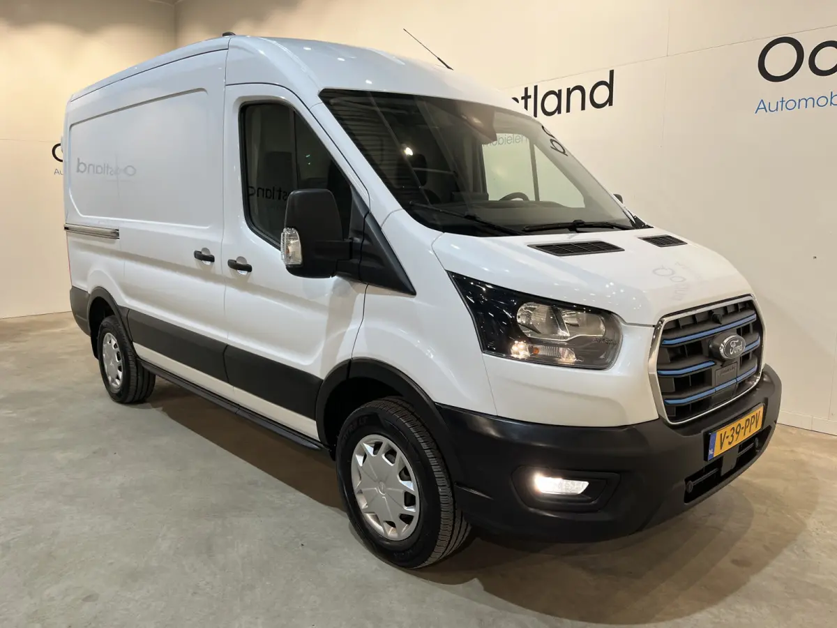 390 (3500 kg) L2H2 Trend 68 kWh / 100% Elektrisch !! / Airco / Cruise Control / CarPlay / Camera / Navigatie / 3-Zits / 4.000 KM !!