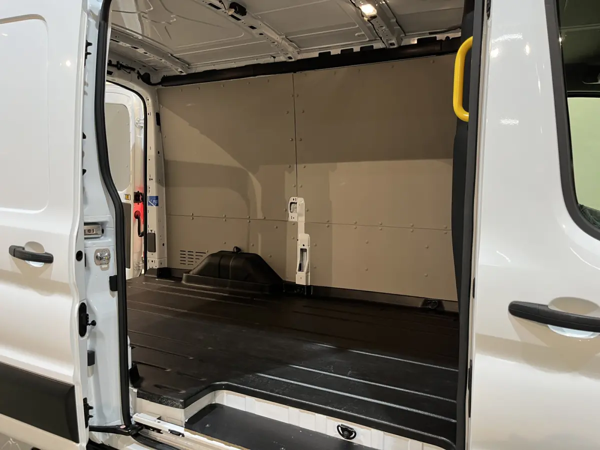 390 (3500 kg) L2H2 Trend 68 kWh / 100% Elektrisch !! / Airco / Cruise Control / CarPlay / Camera / Navigatie / 3-Zits / 4.000 KM !!