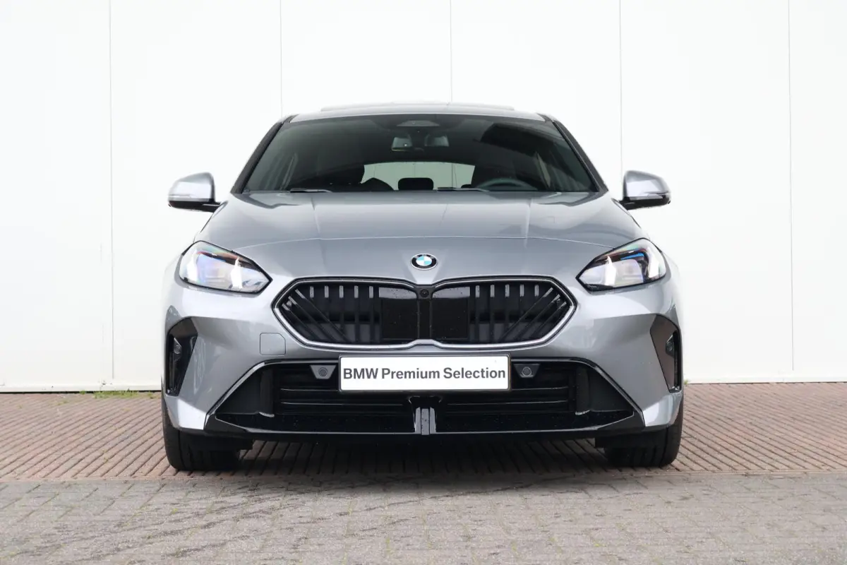 120 M Sport Design Edition M Sportpakket Pro | Stuurwielrand verwarmd | Comfort Access | panoramadak | Harman Kardon | Head-Up |Driving Assistant Plus |