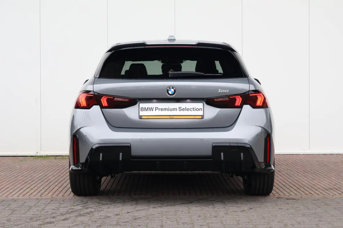 120 M Sport Design Edition M Sportpakket Pro | Stuurwielrand verwarmd | Comfort Access | panoramadak | Harman Kardon | Head-Up |Driving Assistant Plus |