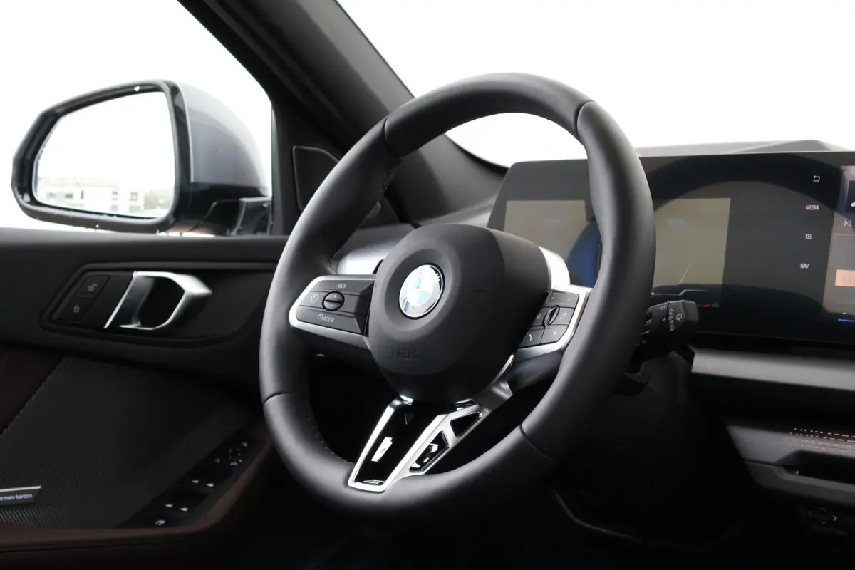 120 M Sport Design Edition M Sportpakket Pro | Stuurwielrand verwarmd | Comfort Access | panoramadak | Harman Kardon | Head-Up |Driving Assistant Plus |