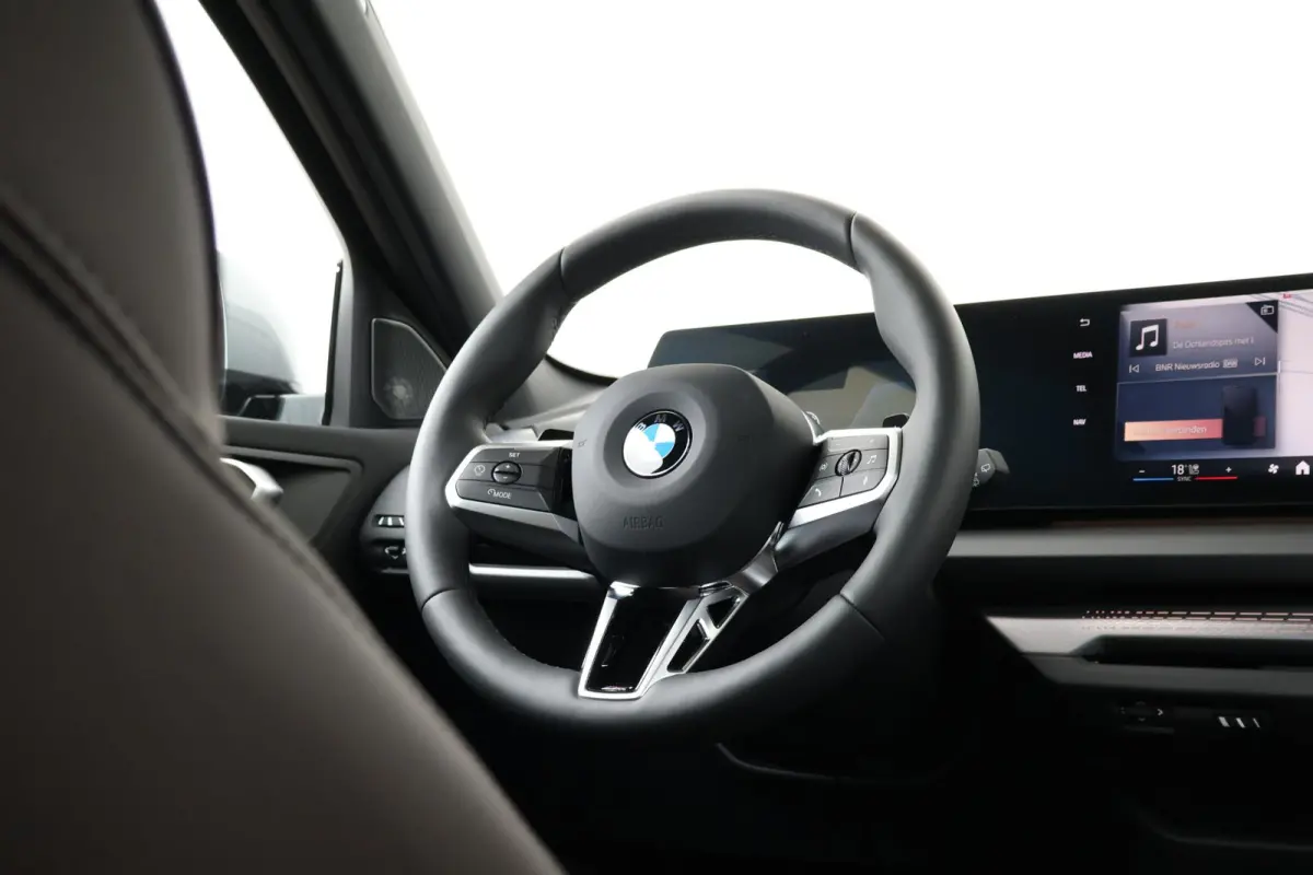 120 M Sport Design Edition M Sportpakket Pro | Stuurwielrand verwarmd | Comfort Access | panoramadak | Harman Kardon | Head-Up |Driving Assistant Plus |