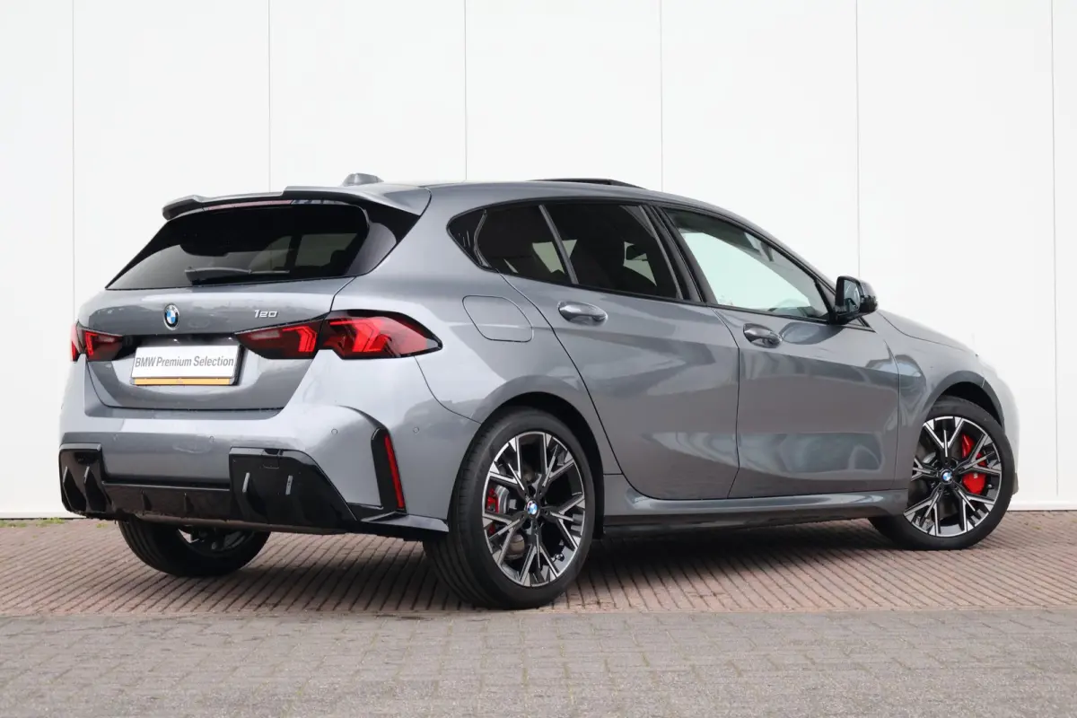 120 M Sport Design Edition M Sportpakket Pro | Stuurwielrand verwarmd | Comfort Access | panoramadak | Harman Kardon | Head-Up |Driving Assistant Plus |