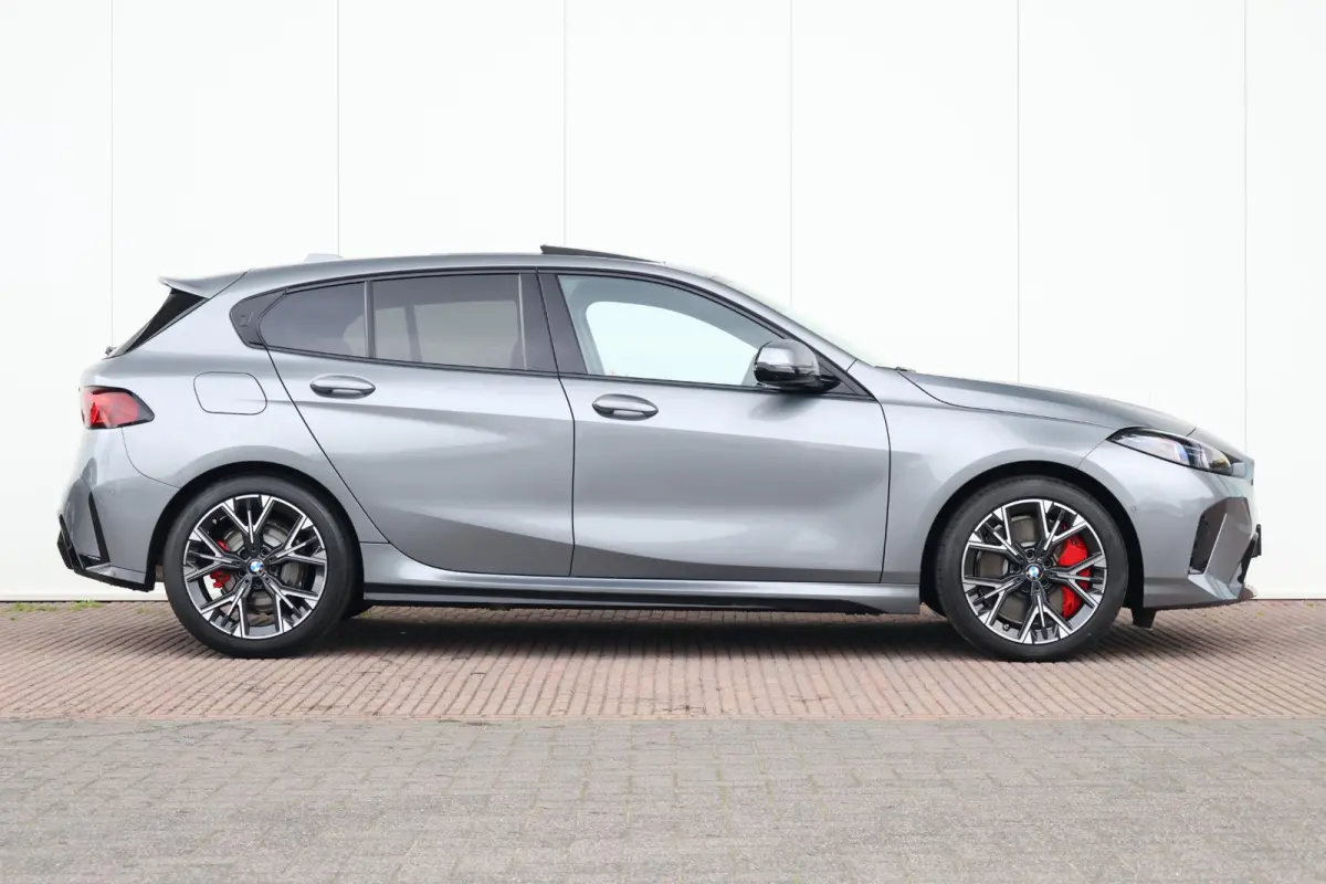 120 M Sport Design Edition M Sportpakket Pro | Stuurwielrand verwarmd | Comfort Access | panoramadak | Harman Kardon | Head-Up |Driving Assistant Plus |