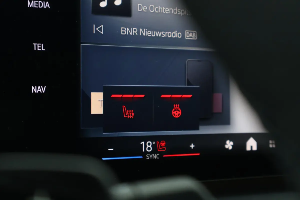 120 M Sport Design Edition M Sportpakket Pro | Stuurwielrand verwarmd | Comfort Access | panoramadak | Harman Kardon | Head-Up |Driving Assistant Plus |