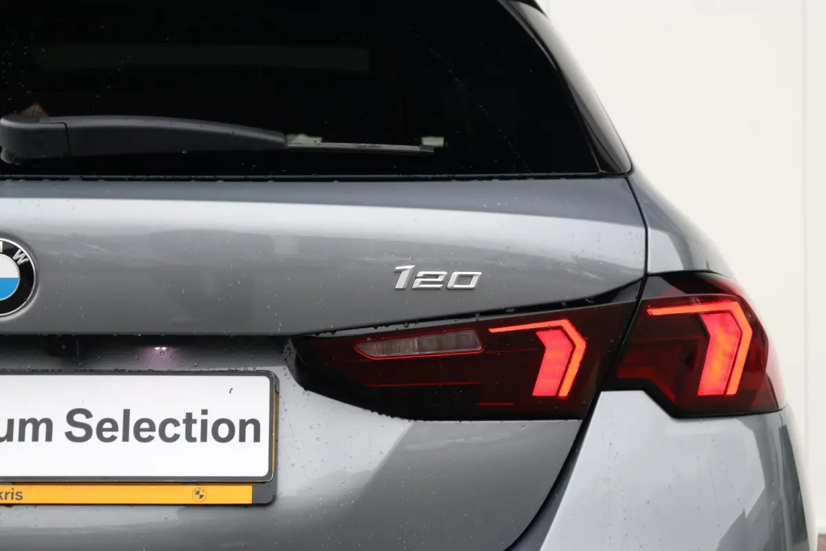 120 M Sport Design Edition M Sportpakket Pro | Stuurwielrand verwarmd | Comfort Access | panoramadak | Harman Kardon | Head-Up |Driving Assistant Plus |