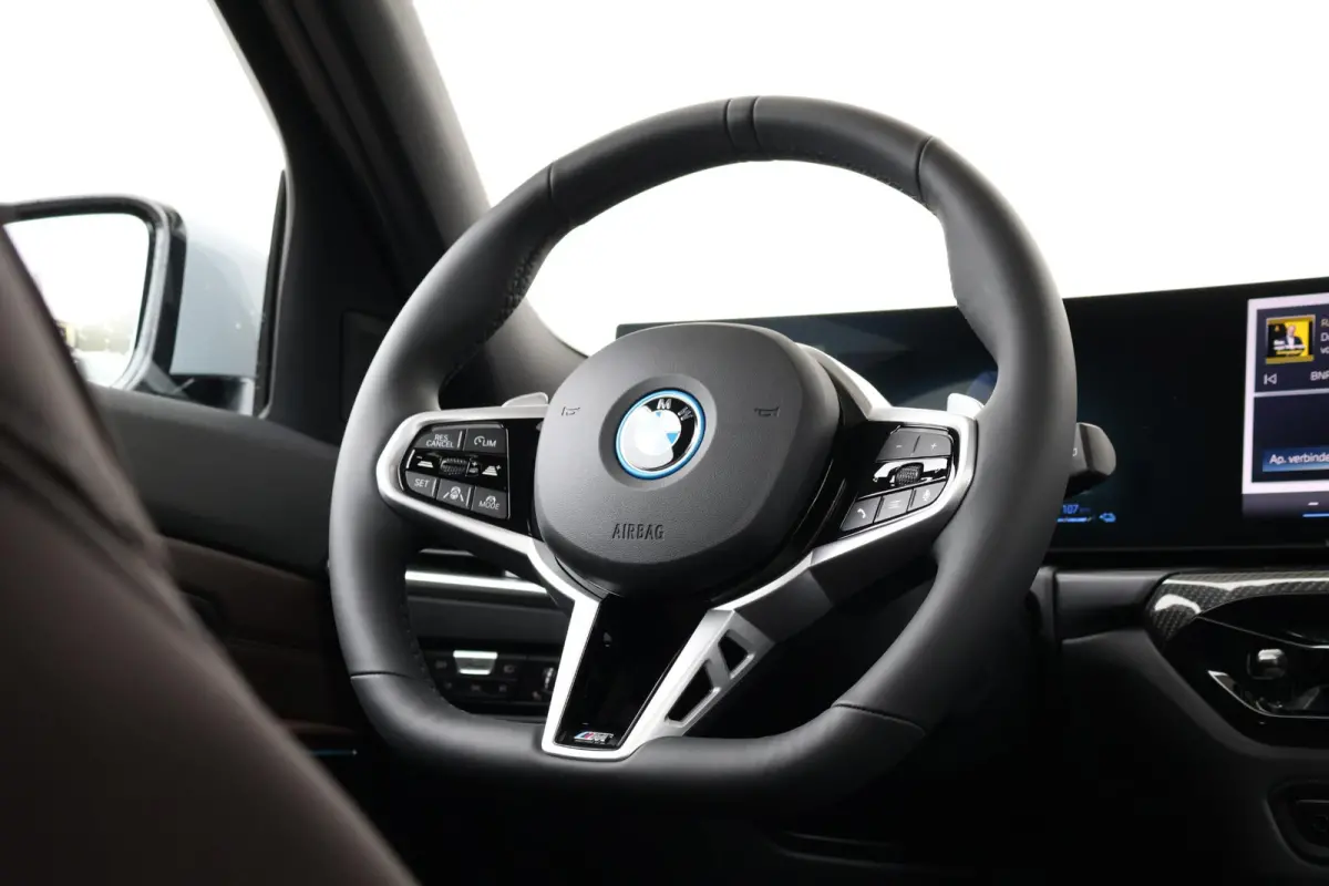 330e | SoH 100% | M Sportpakket Pro | Comfort Access | Trekhaak | Panoramadak | Driving Assistant Professional | HiFi | Stoelverwarming