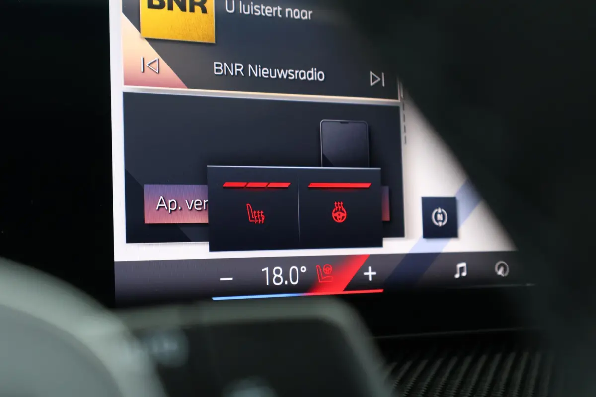 330e | SoH 100% | BMW Individual Special Request Lakkleur | M Sportpakket Pro | Trekhaak | Panoramadak | Comfort Access | Harman-Kardon | Driving Assistant Professional