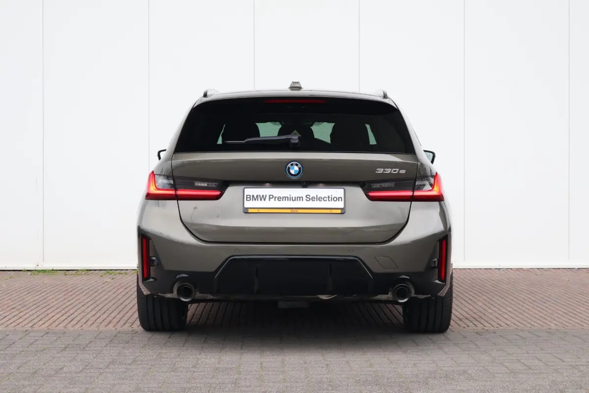 330e | SoH 100% | BMW Individual Special Request Lakkleur | M Sportpakket Pro | Trekhaak | Panoramadak | Comfort Access | Harman-Kardon | Driving Assistant Professional