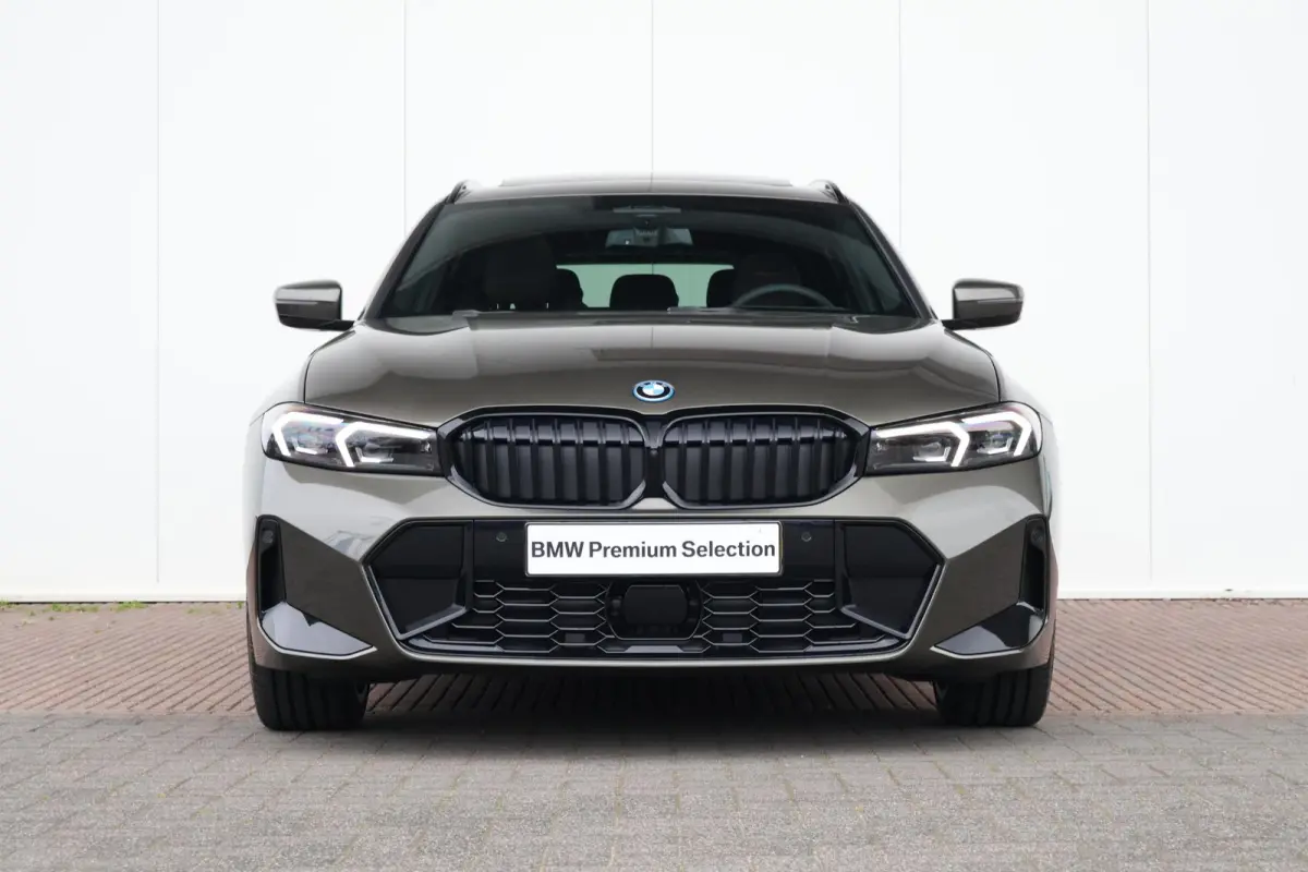 330e | SoH 100% | BMW Individual Special Request Lakkleur | M Sportpakket Pro | Trekhaak | Panoramadak | Comfort Access | Harman-Kardon | Driving Assistant Professional