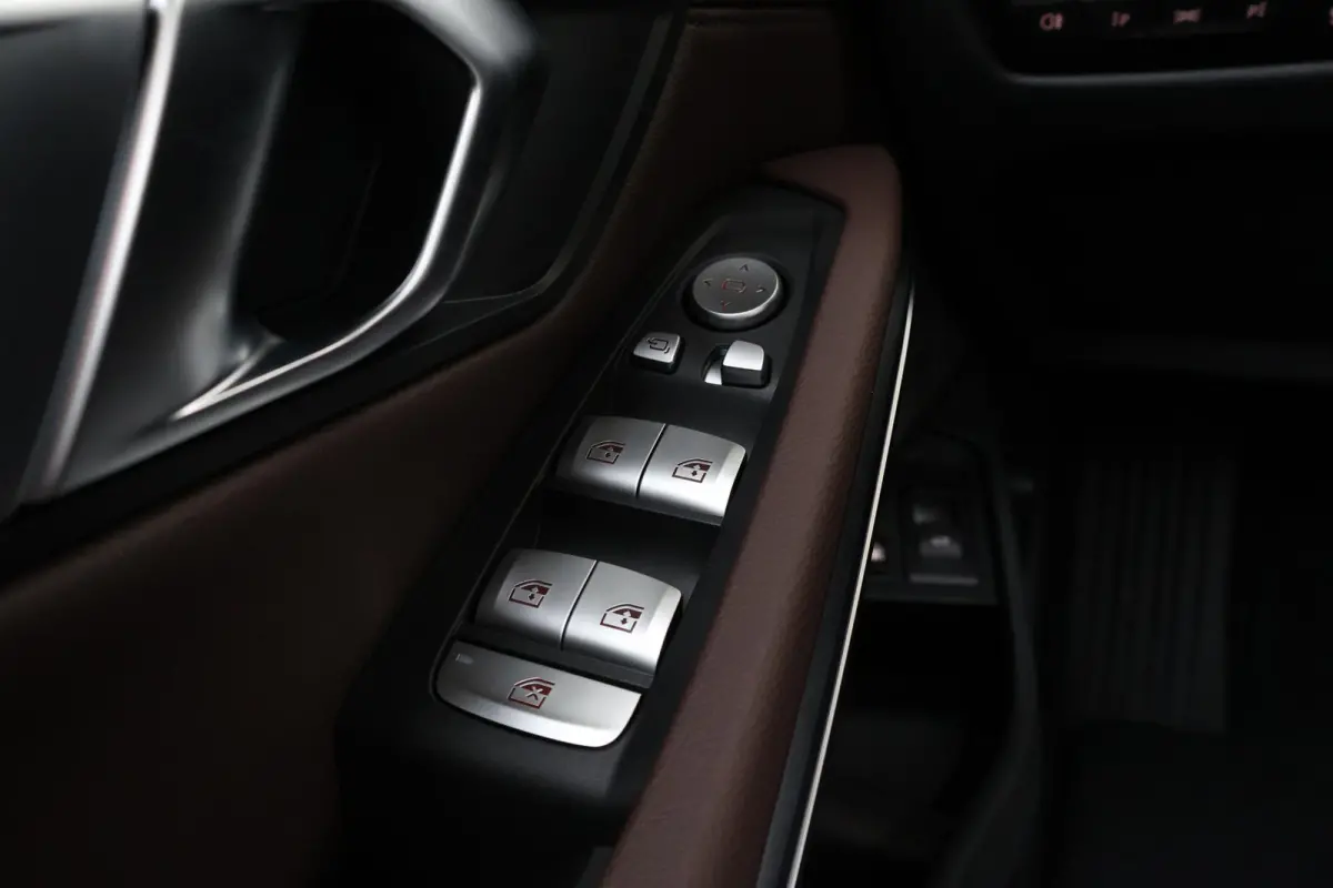 330e | SoH 100% | BMW Individual Special Request Lakkleur | M Sportpakket Pro | Trekhaak | Panoramadak | Comfort Access | Harman-Kardon | Driving Assistant Professional
