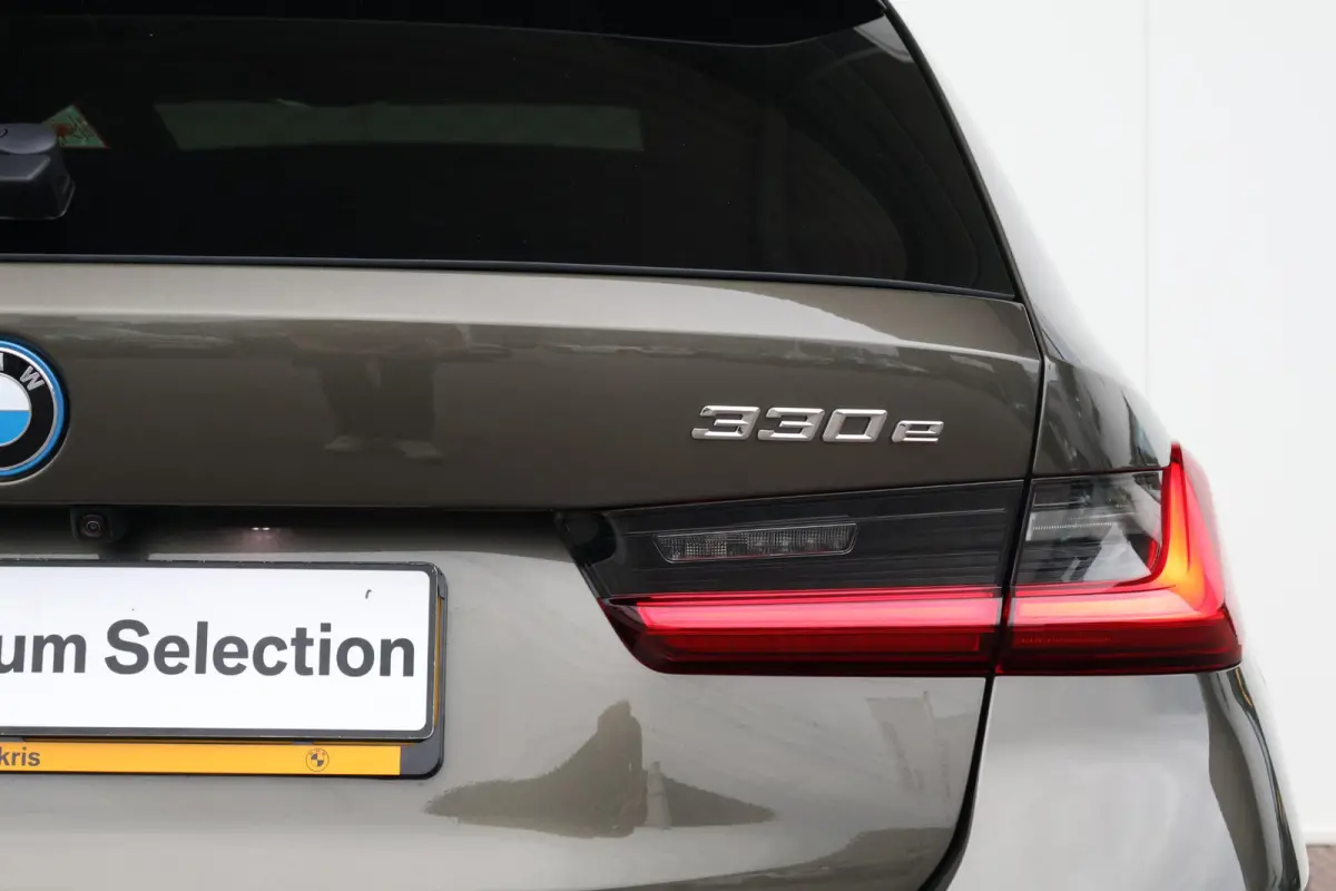 330e | SoH 100% | BMW Individual Special Request Lakkleur | M Sportpakket Pro | Trekhaak | Panoramadak | Comfort Access | Harman-Kardon | Driving Assistant Professional