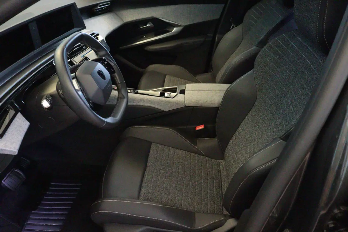 1.2 Hybrid 145 Allure Automaat | 7 PERS | APPCONNECT | CAMERA + PDC | CRUISE | LANE-ASSIST |