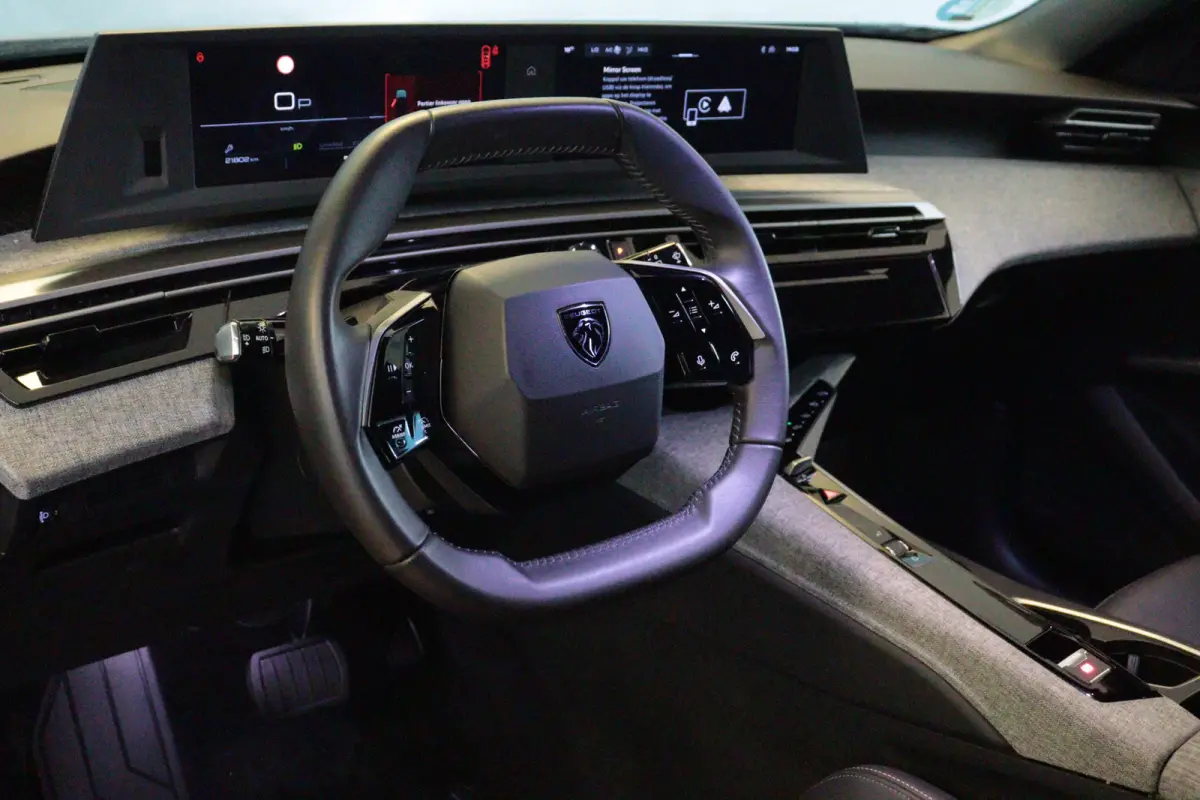 1.2 Hybrid 145 Allure Automaat | 7 PERS | APPCONNECT | CAMERA + PDC | CRUISE | LANE-ASSIST |