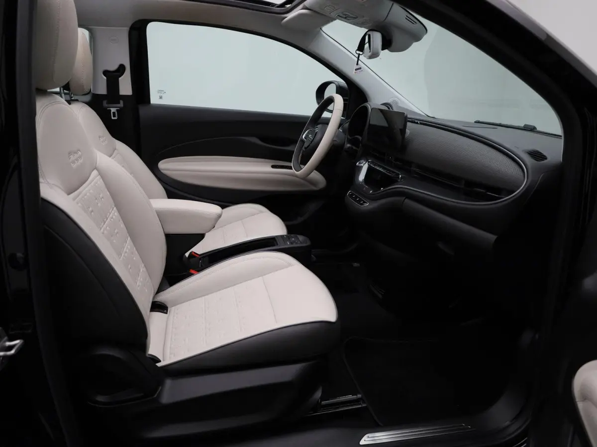 La Prima By Bocelli 42 kWh | Cruise Control | Achteruitrijcamera | Stoelverwarming | Climate Control | Lederen bekleding | Keyless | Apple Carplay/Android Auto |