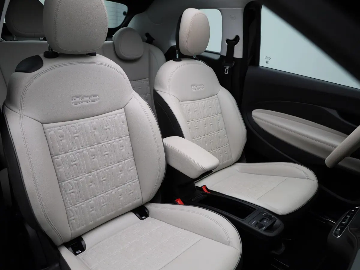 La Prima By Bocelli 42 kWh | Cruise Control | Achteruitrijcamera | Stoelverwarming | Climate Control | Lederen bekleding | Keyless | Apple Carplay/Android Auto |