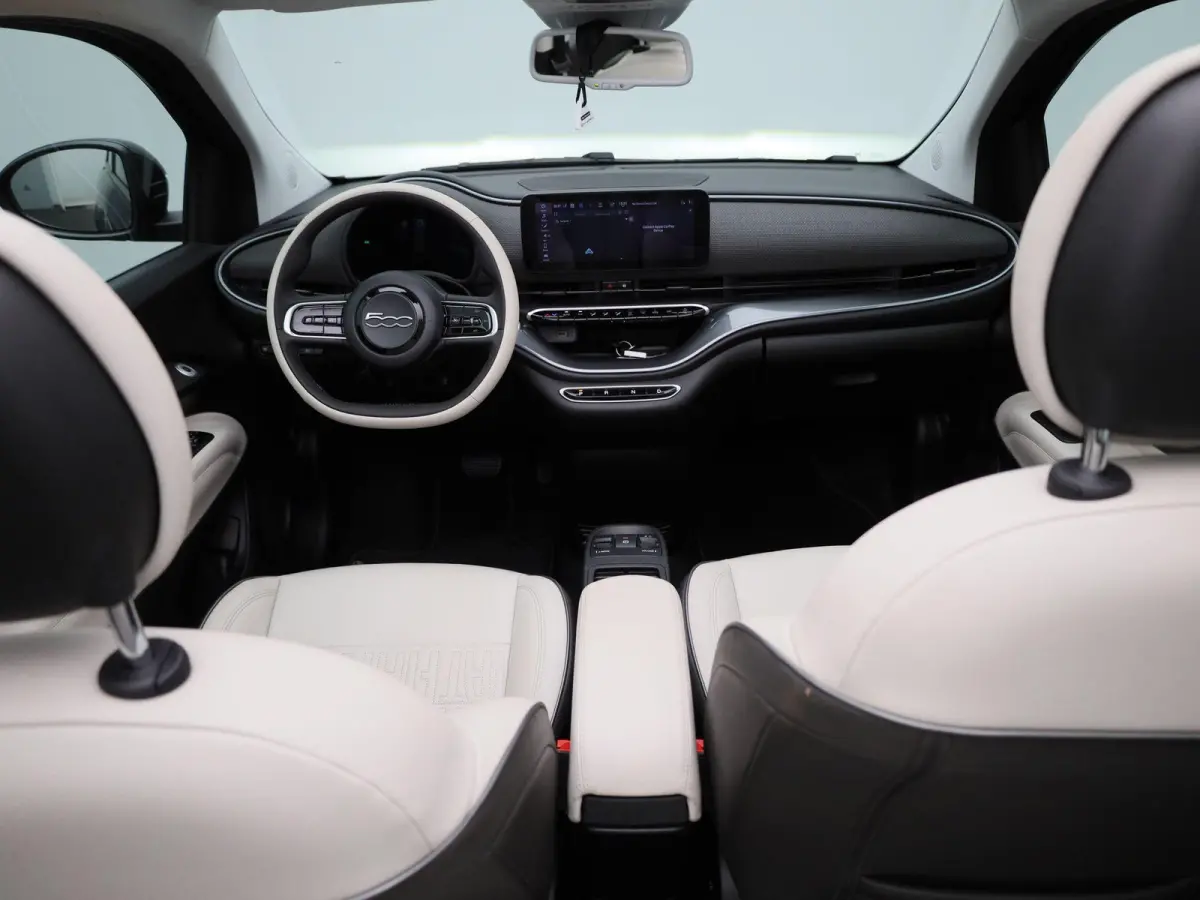 La Prima By Bocelli 42 kWh | Cruise Control | Achteruitrijcamera | Stoelverwarming | Climate Control | Lederen bekleding | Keyless | Apple Carplay/Android Auto |