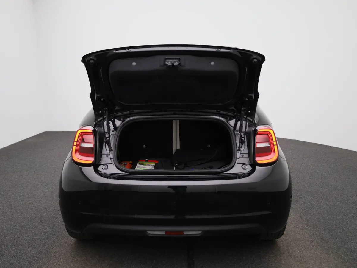 La Prima By Bocelli 42 kWh | Cruise Control | Achteruitrijcamera | Stoelverwarming | Climate Control | Lederen bekleding | Keyless | Apple Carplay/Android Auto |