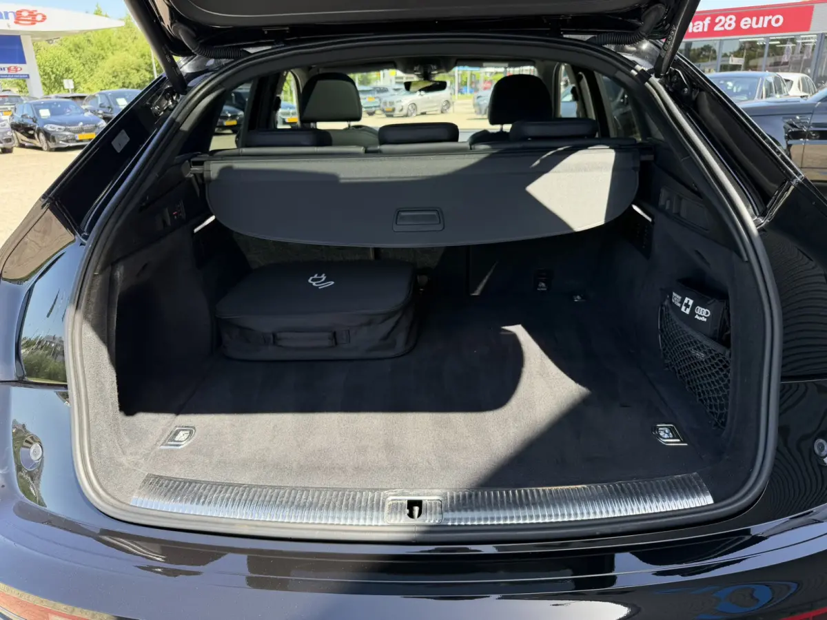 55 TFSI e S Line Luchtvering Trekhaak Panoramadak Achteruitrijcamera 21 Inch DAB Keyless Entry