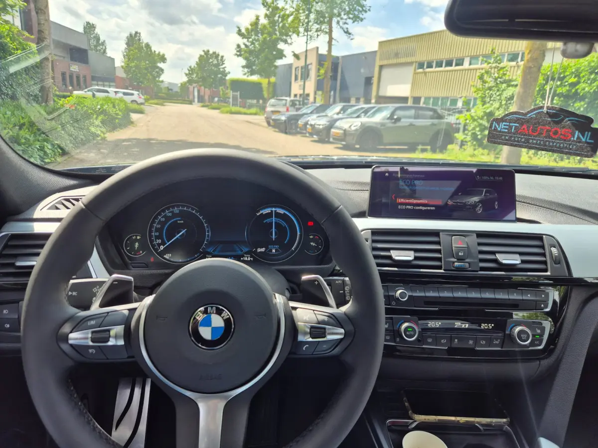320i M Sport High Ex Panorama A CarPlay Keyless Virtual dash Camera Touring
