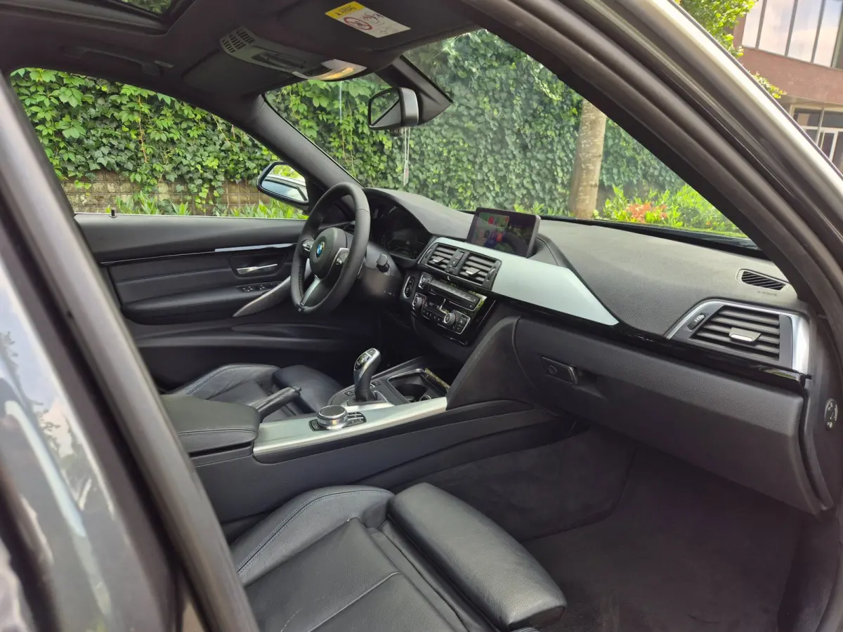 320i M Sport High Ex Panorama A CarPlay Keyless Virtual dash Camera Touring