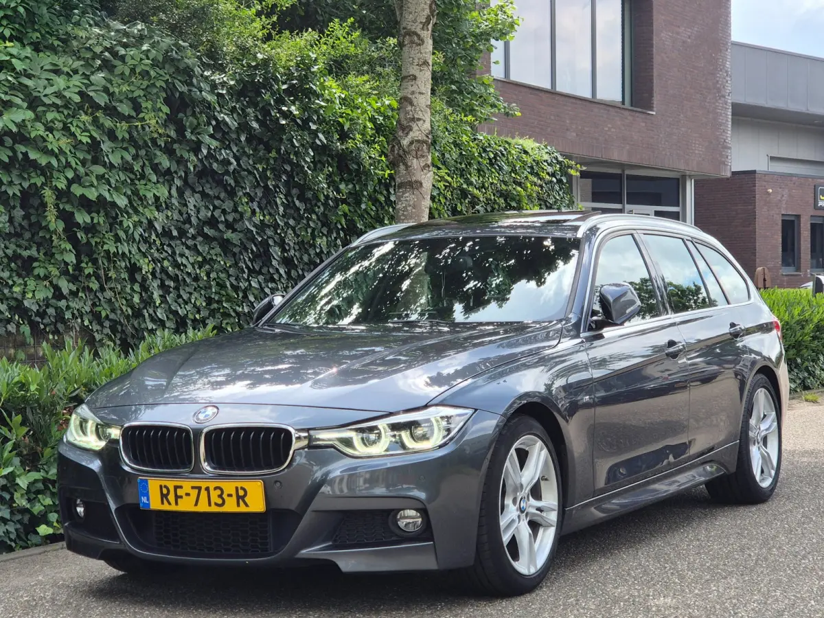 320i M Sport High Ex Panorama A CarPlay Keyless Virtual dash Camera Touring