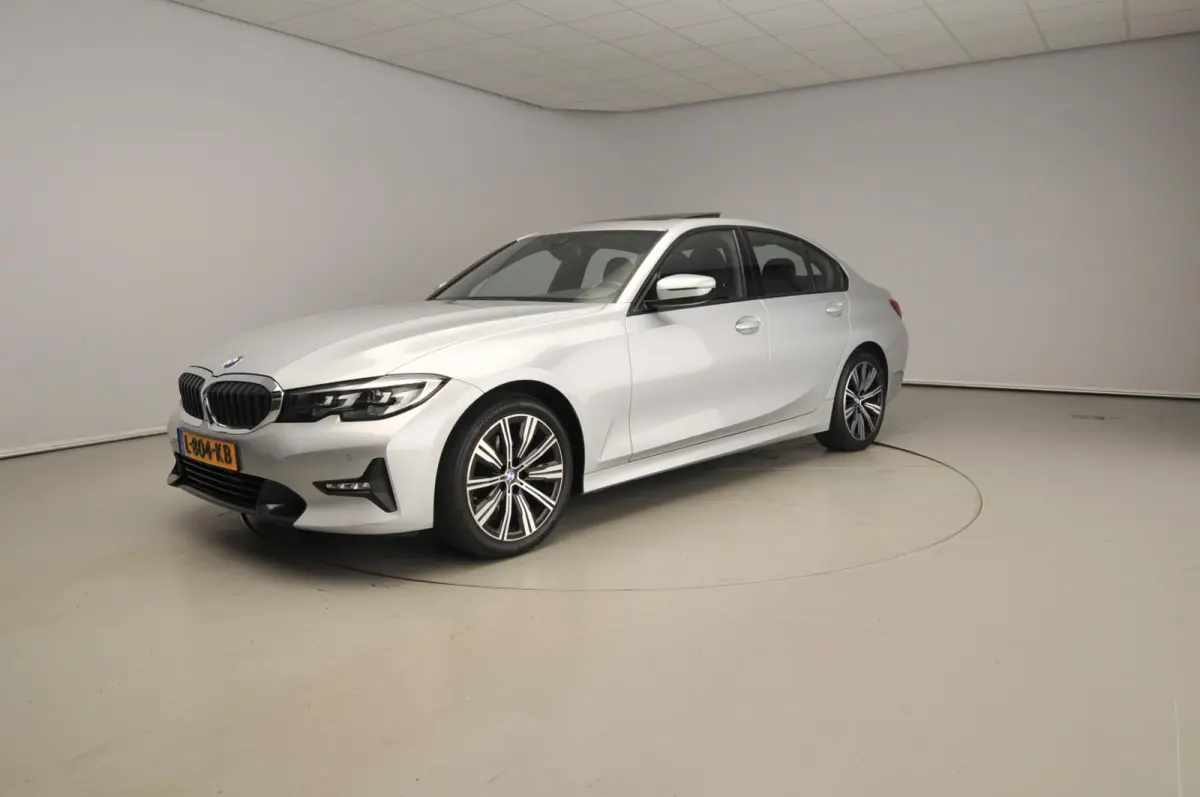 320i | LED | Navigatie | Schuifdak | Sportstoelen | DAB | Hifi speakers | Alu 18 inch