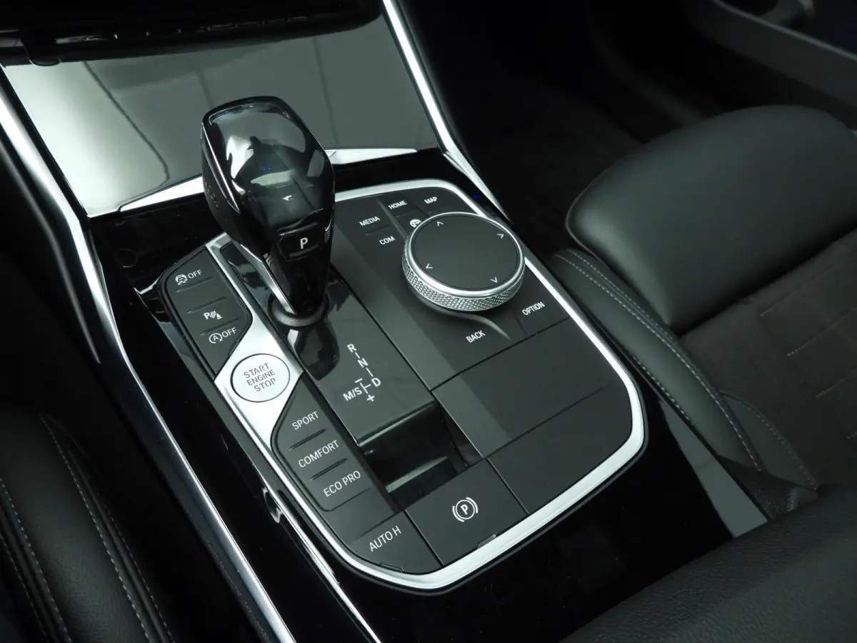 320i | LED | Navigatie | Schuifdak | Sportstoelen | DAB | Hifi speakers | Alu 18 inch