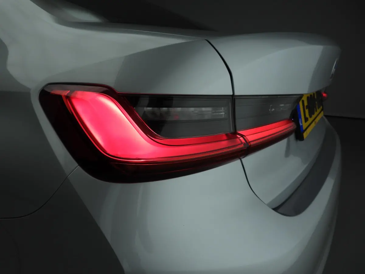 320i | LED | Navigatie | Schuifdak | Sportstoelen | DAB | Hifi speakers | Alu 18 inch