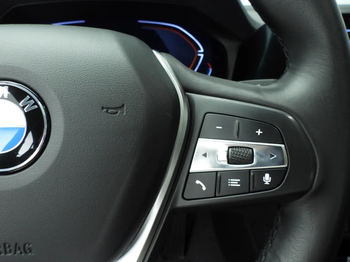 320i | LED | Navigatie | Schuifdak | Sportstoelen | DAB | Hifi speakers | Alu 18 inch