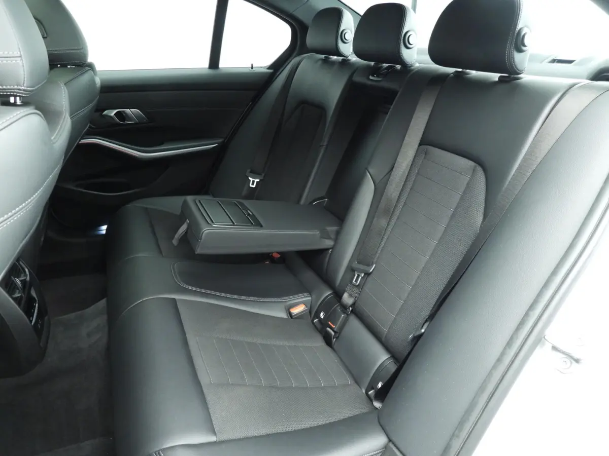 320i | LED | Navigatie | Schuifdak | Sportstoelen | DAB | Hifi speakers | Alu 18 inch