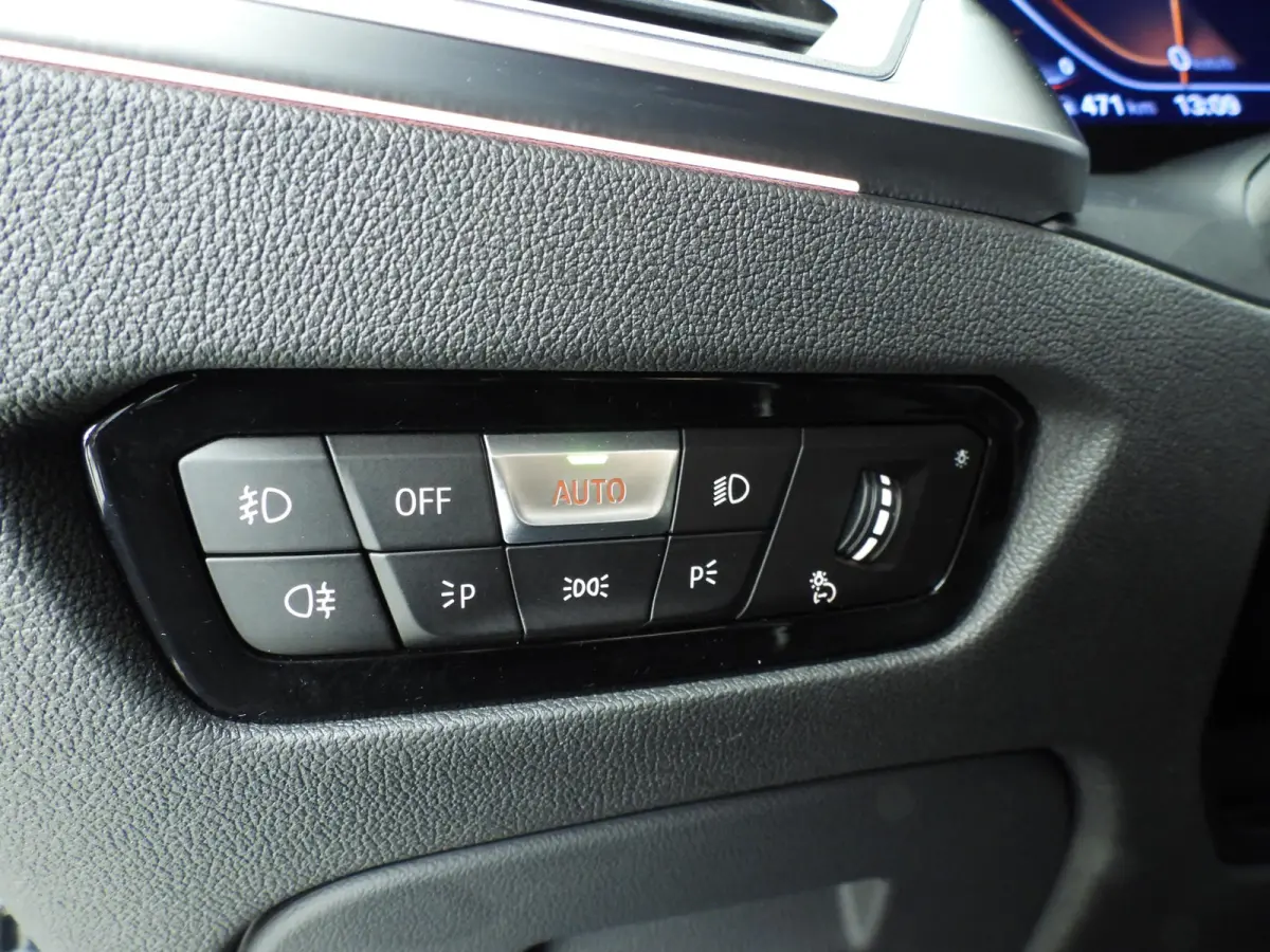 320i | LED | Navigatie | Schuifdak | Sportstoelen | DAB | Hifi speakers | Alu 18 inch