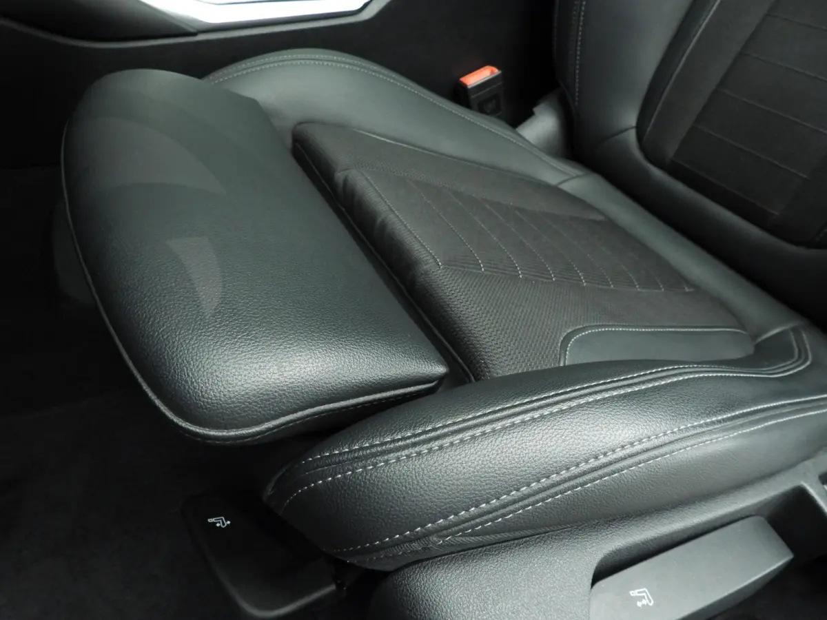 320i | LED | Navigatie | Schuifdak | Sportstoelen | DAB | Hifi speakers | Alu 18 inch