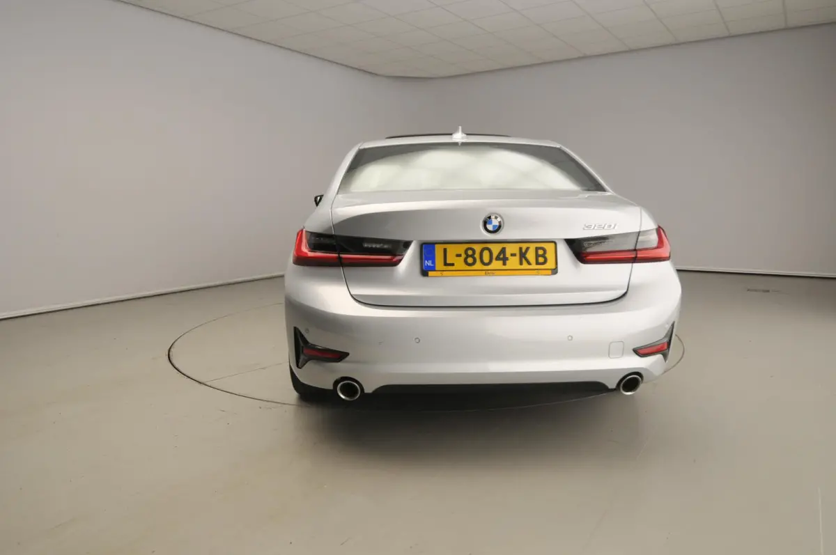 320i | LED | Navigatie | Schuifdak | Sportstoelen | DAB | Hifi speakers | Alu 18 inch