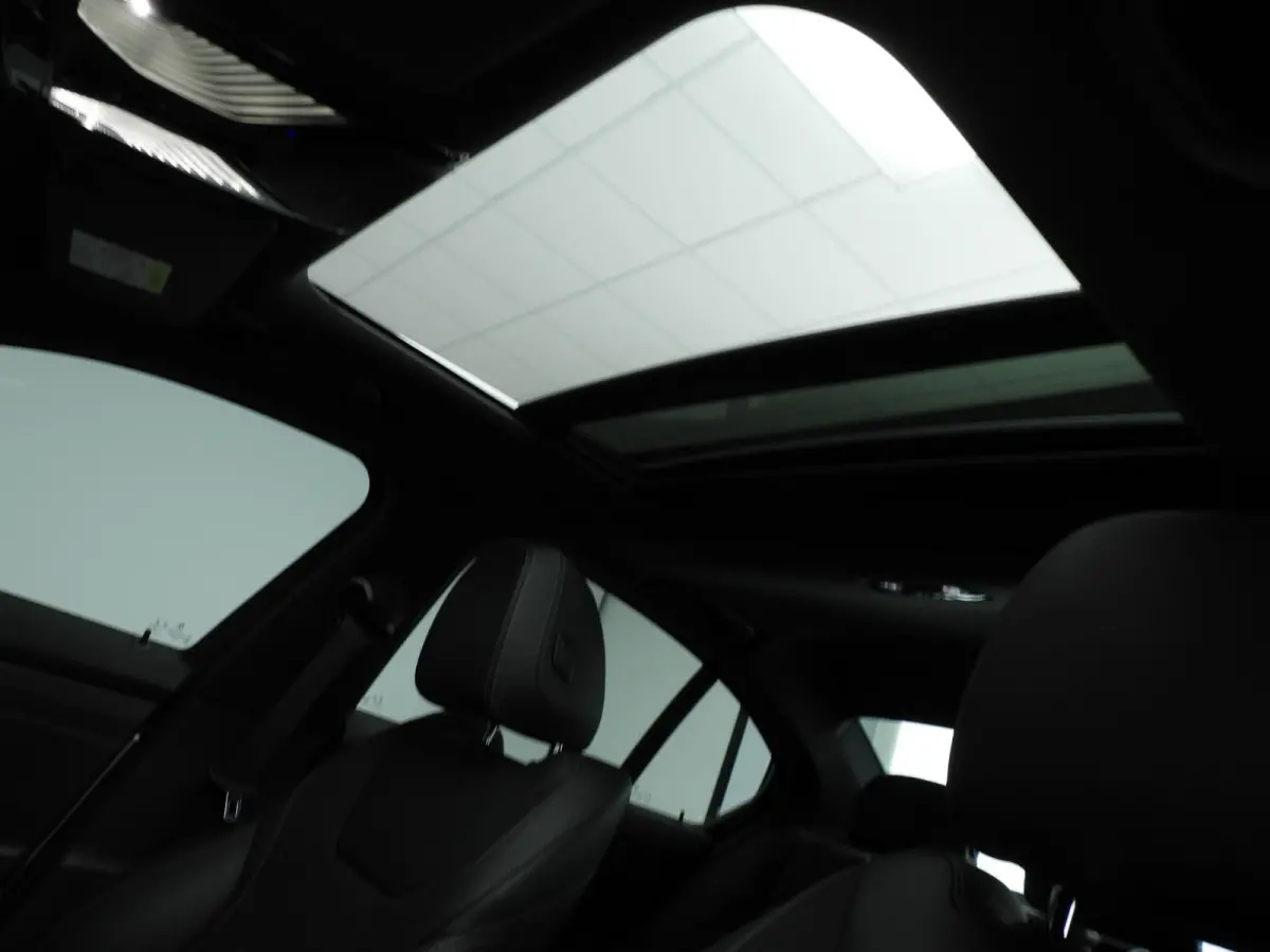 320i | LED | Navigatie | Schuifdak | Sportstoelen | DAB | Hifi speakers | Alu 18 inch