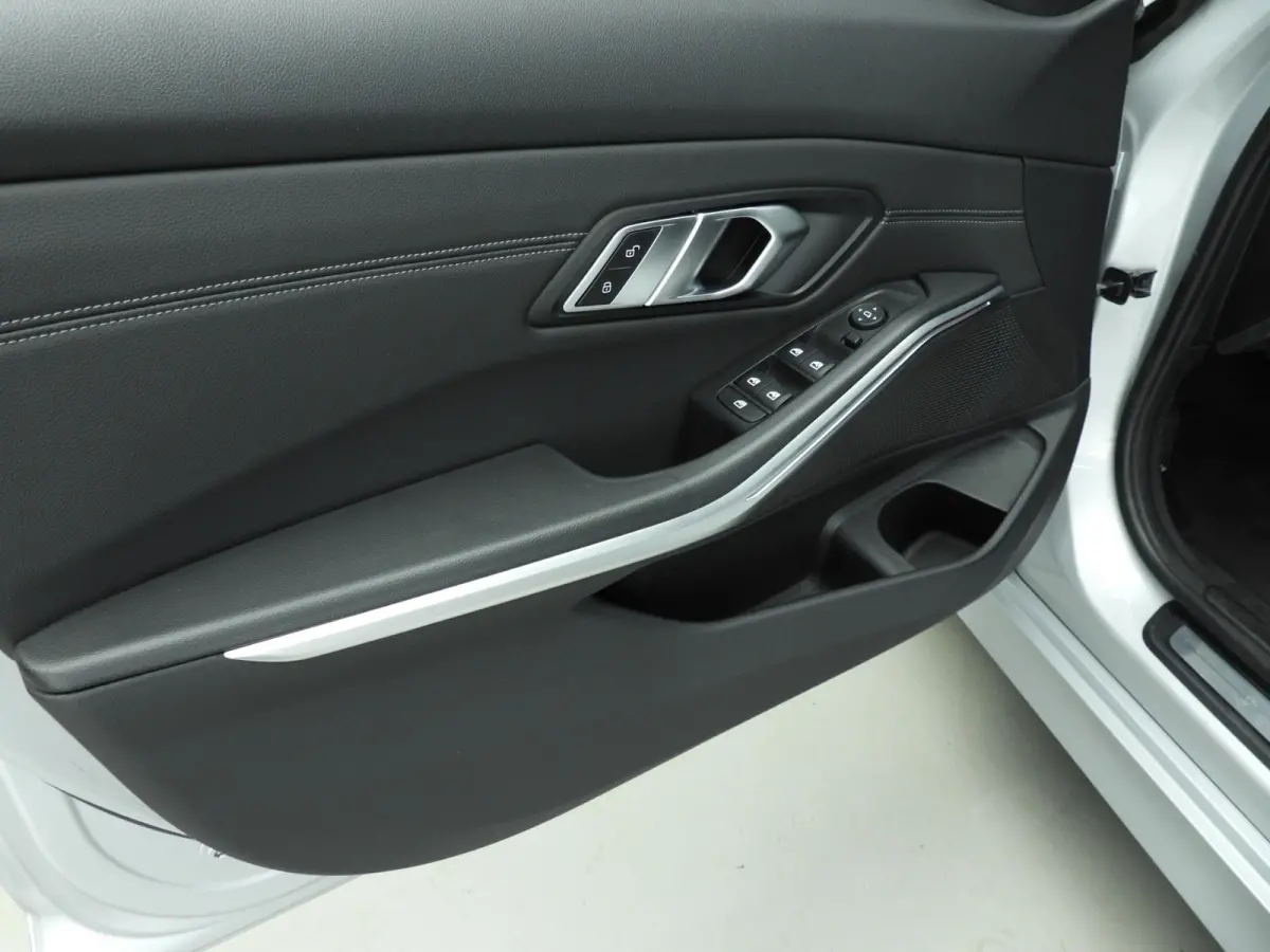 320i | LED | Navigatie | Schuifdak | Sportstoelen | DAB | Hifi speakers | Alu 18 inch