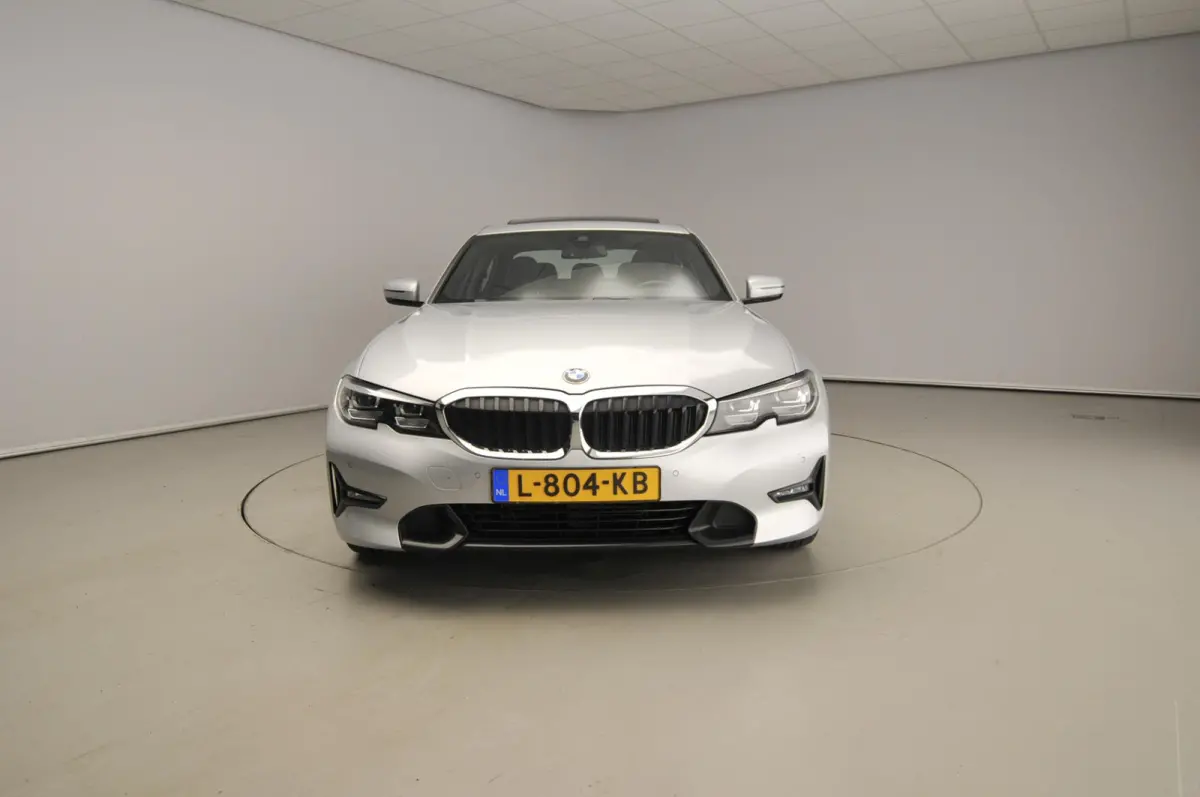 320i | LED | Navigatie | Schuifdak | Sportstoelen | DAB | Hifi speakers | Alu 18 inch