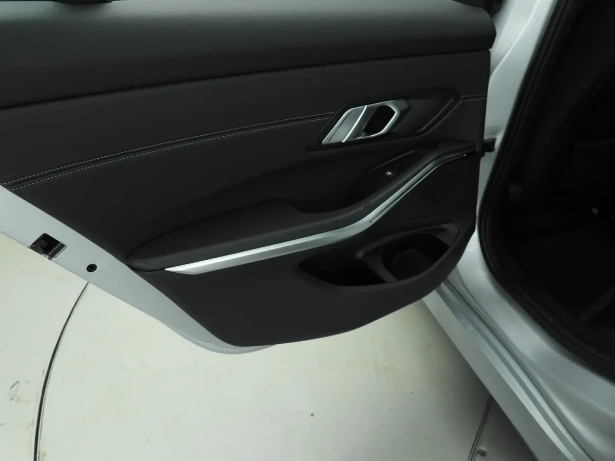 320i | LED | Navigatie | Schuifdak | Sportstoelen | DAB | Hifi speakers | Alu 18 inch