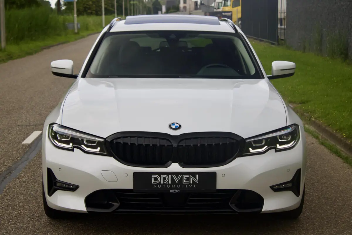 BMW 330i Touring|Pano - Parelmoer Wit - Live Cockpit - 1 Eig