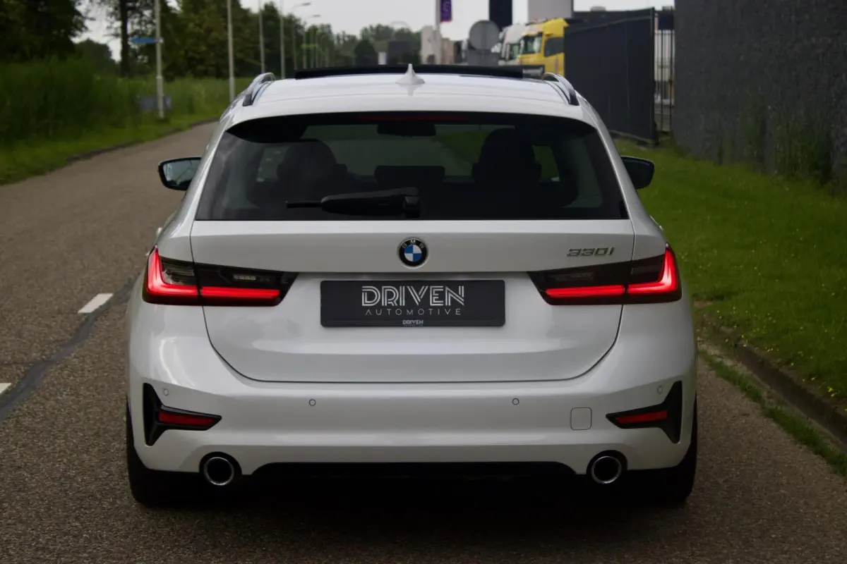 BMW 330i Touring|Pano - Parelmoer Wit - Live Cockpit - 1 Eig